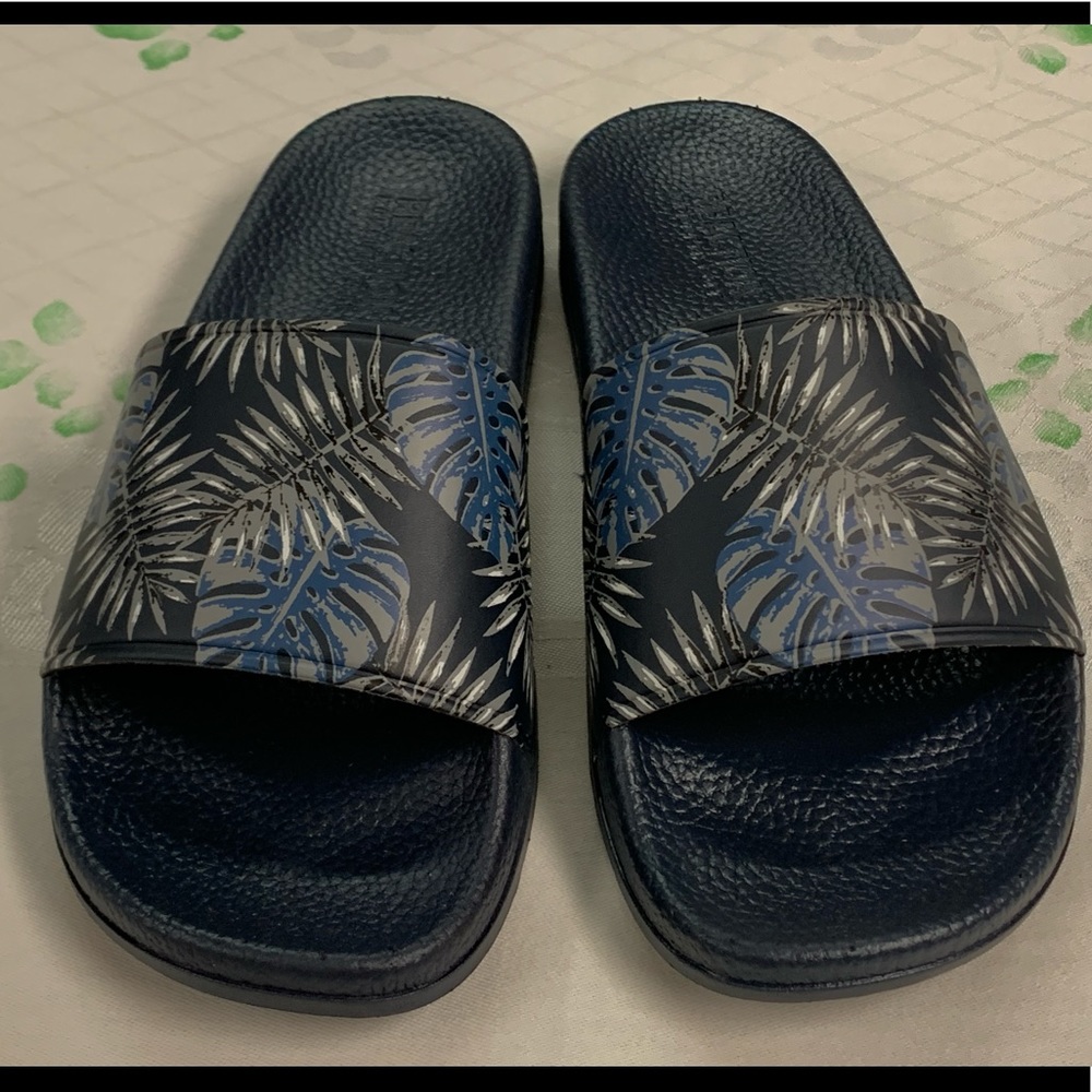EUC. Men’s Reaction Kenneth Cole Pool Slides. Size 11M.